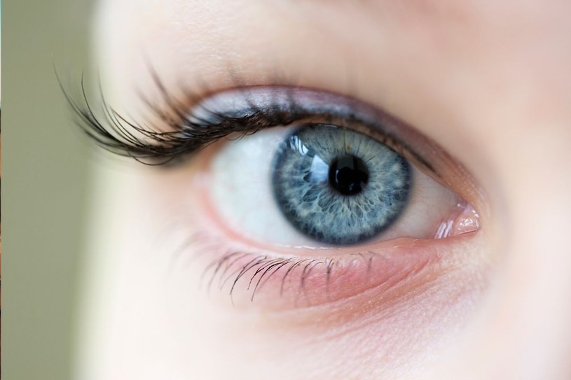 Irytujące drganie powieki. Czy jest powodem do niepokoju o swoje zdrowie?