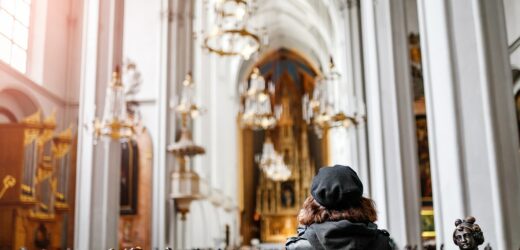 Ilu Polaków regularnie chodzi do kościoła? Nowe dane nie pozostawiają złudzeń