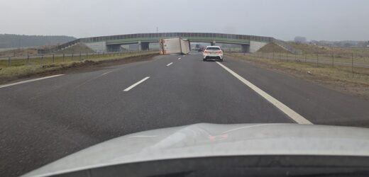 Wywrócona ciężarówka z siarką na S7. Droga zablokowana