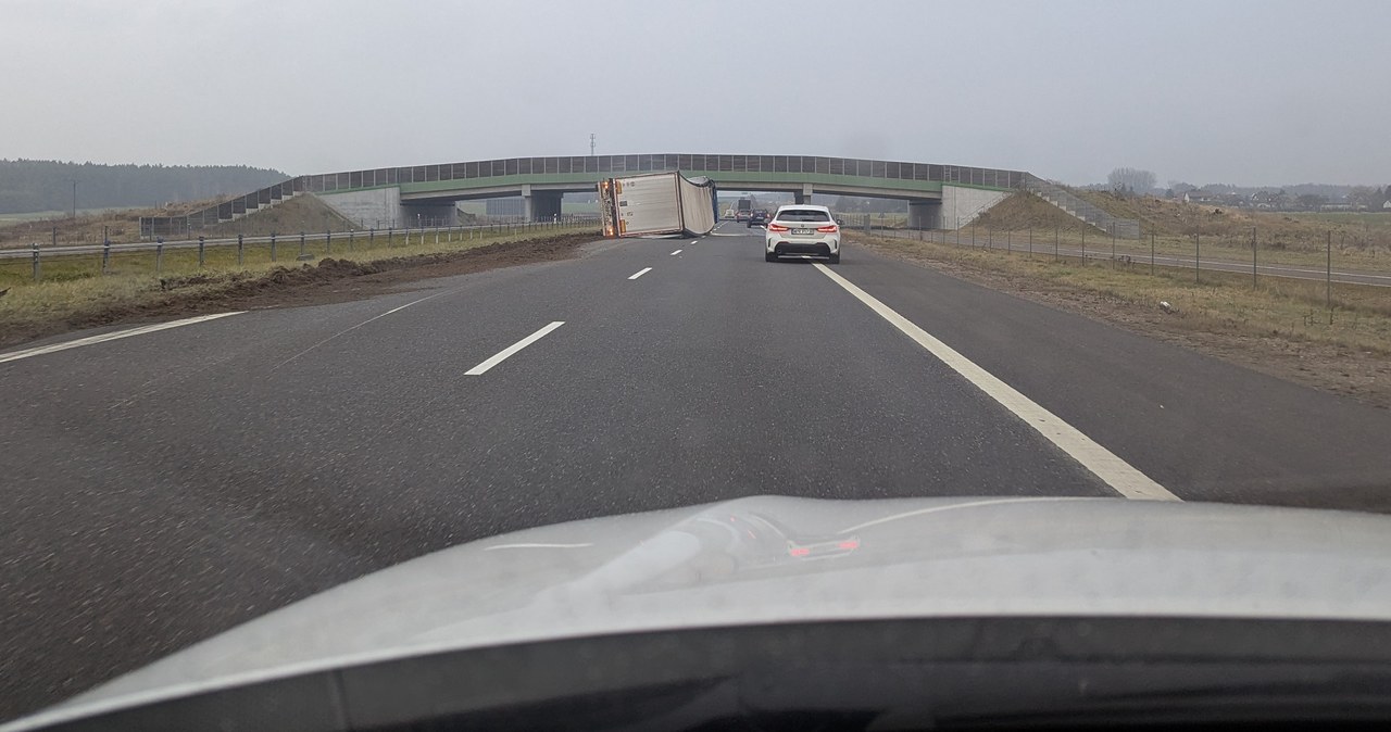 Wywrócona ciężarówka z siarką na S7. Droga zablokowana