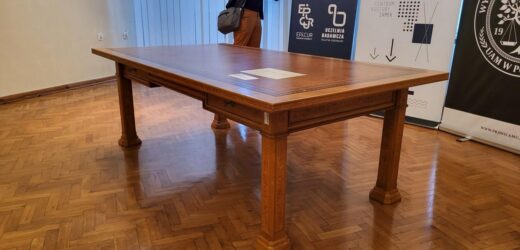 Z uczelni do zamku. Biurko sprzed ponad 80 lat znaleziono na UAM