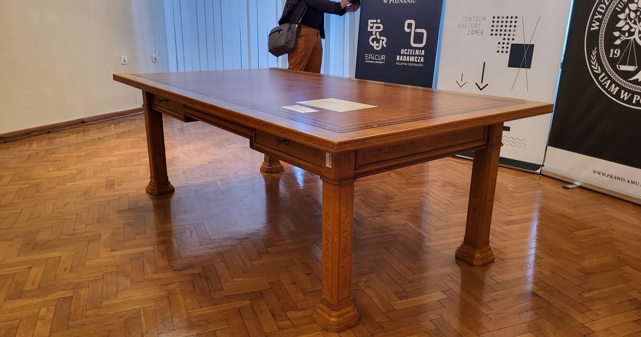 Z uczelni do zamku. Biurko sprzed ponad 80 lat znaleziono na UAM