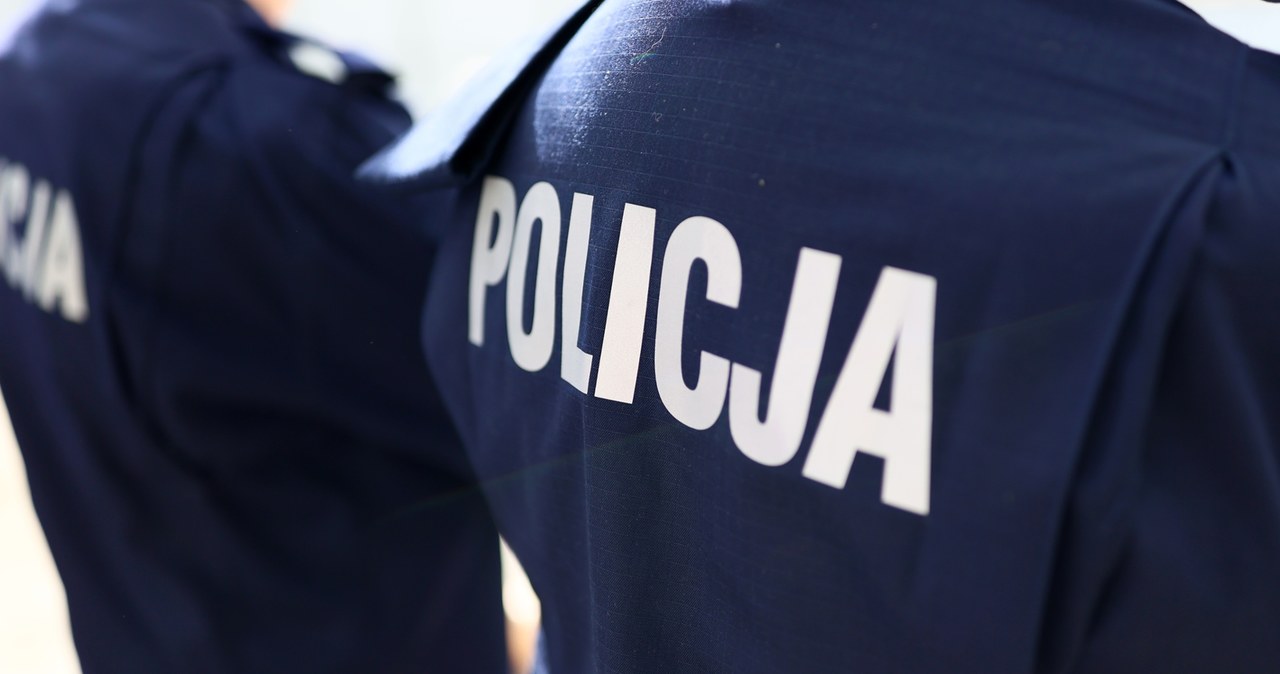 Dwóch policjantów wydalono ze służby w związku ze śmiercią mężczyzny