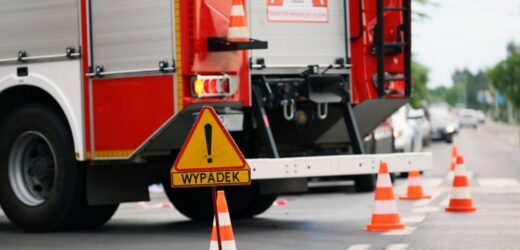 Ciężarówka wjechała w drogowców. Jedna osoba została ranna