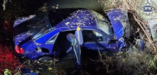 Nastolatek w szpitalu. Audi wpadło do rzeki i uderzyło w betonowy przepust