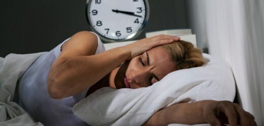 Dlaczego budzisz się w nocy o tej samej porze? Odpowiedź może zaskoczyć