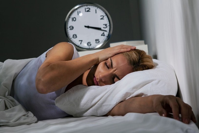 Dlaczego budzisz się w nocy o tej samej porze? Odpowiedź może zaskoczyć