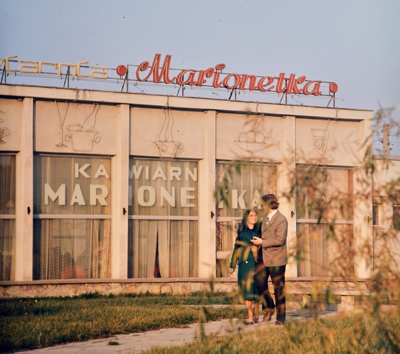 Chciała iść z chłopakiem na randkę. „Powiedziałam mamie, że rzucili wiadra emaliowane”. Sekrety miłości w PRL