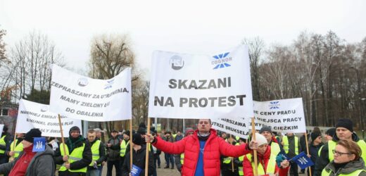 Manifestacja związkowców przed konwencją Koalicji Obywatelskiej