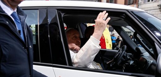 Przeskoczył barierki i rzucił się na konwój z papieżem