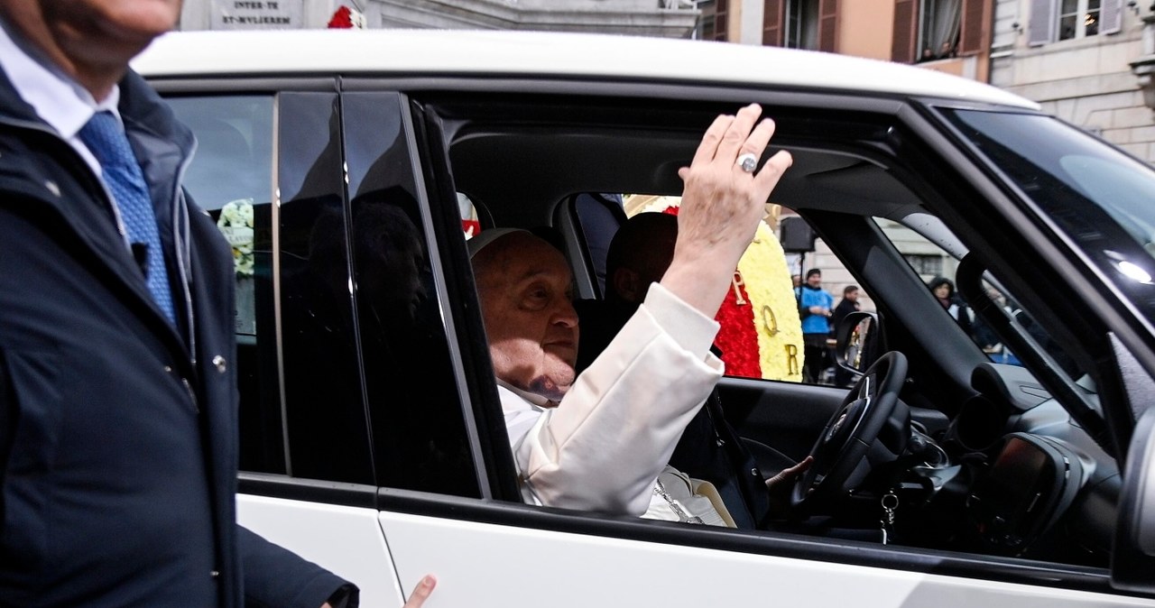 Przeskoczył barierki i rzucił się na konwój z papieżem