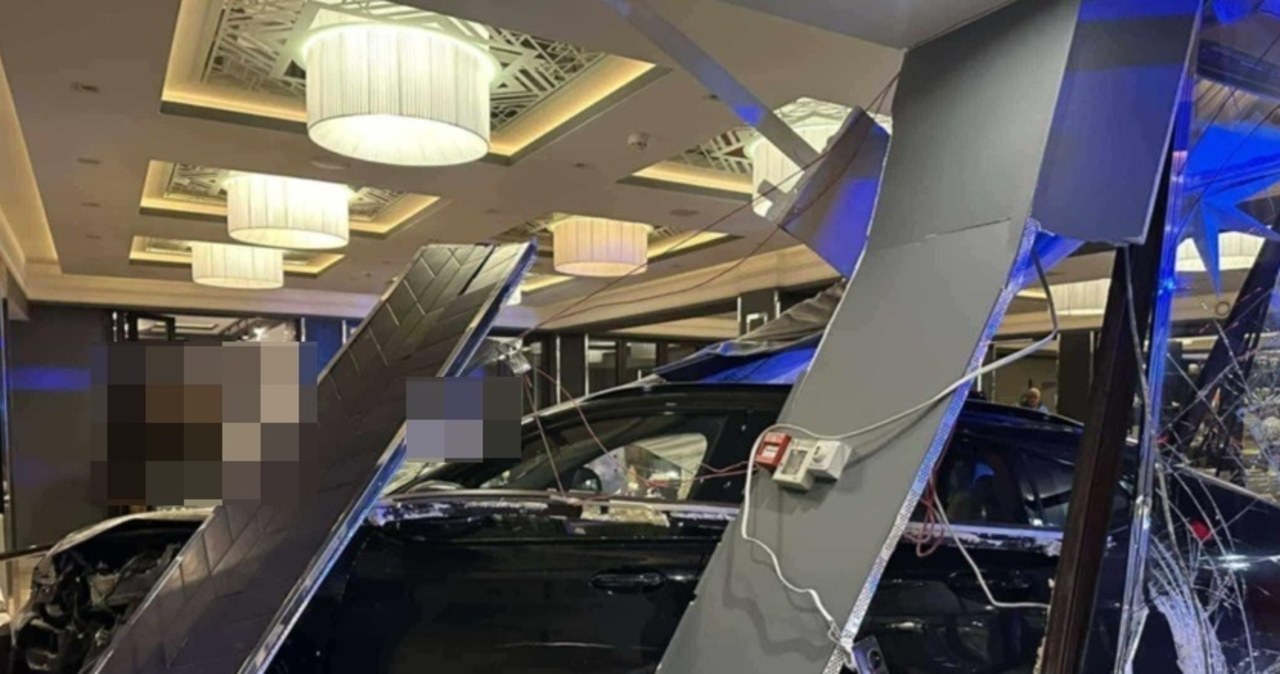 Auto z impetem wjechało w hotelową restaurację