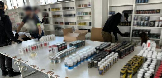 Służby rozbiły grupę, która sprzedawała suplementy diety. W składzie narkotyki i dopalacze