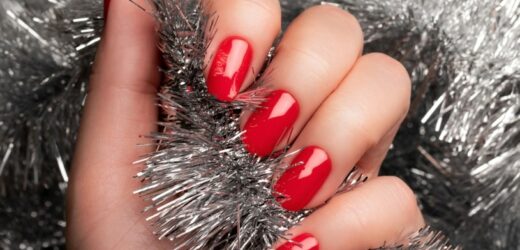 Czerwony? Zapomnij. Oto najlepszy kolor na świąteczny manicure
