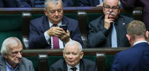 Na koniec roku PiS wygrywa z KO. „Duopol ma się bardzo dobrze”