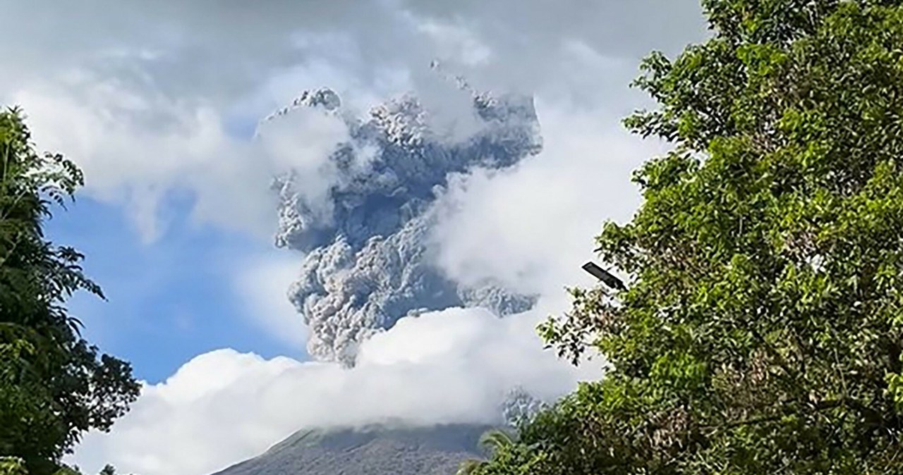 4-kilometrowy słup pyłu i ewakuacja. Erupcja wulkanu na Filipinach