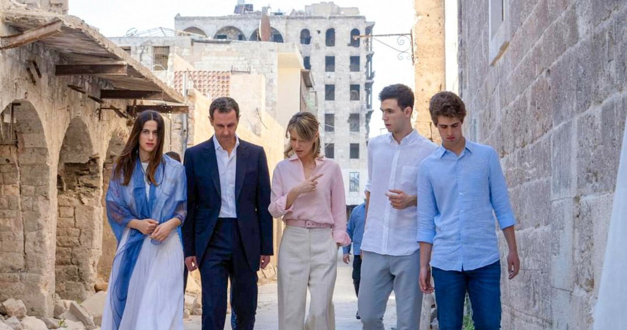 Uwikłana w wojnę, uwikłana w reżim. Kim jest Asma al-Asad, żona obalonego dyktatora Syrii?