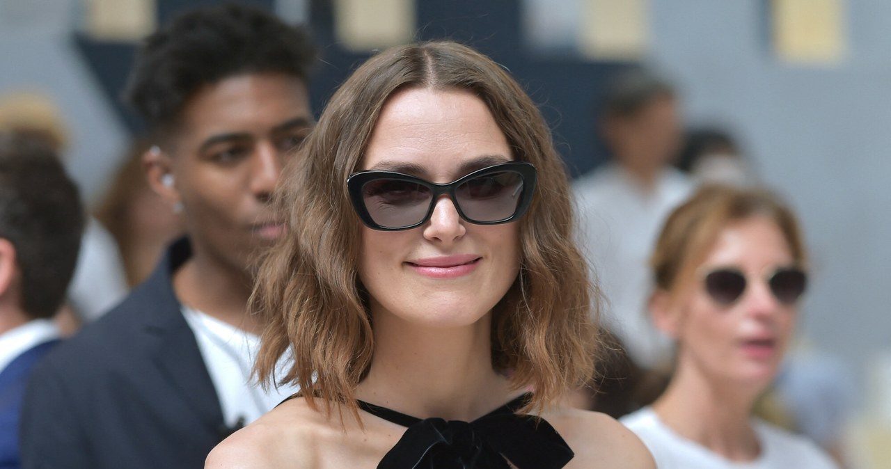 Kultowa scena z „To właśnie miłość”! Czy to stalking?