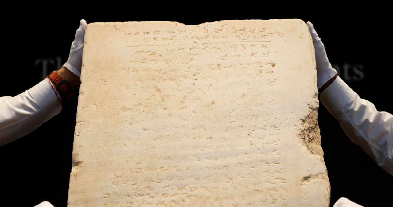 Służyła jako płyta chodnikowa. Najstarsza tablica z 10 przykazaniami trafi pod młotek