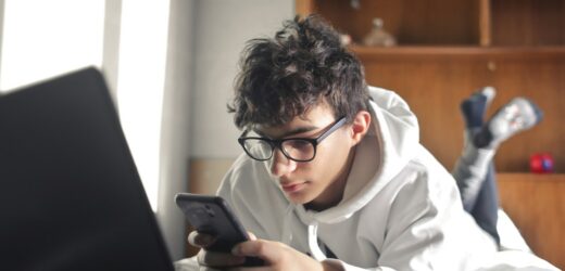 Płatność za dostęp wyłącznie kartą? Rząd chce ograniczyć internet małoletnim