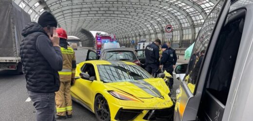 Kierowca zasłabł w sportowym aucie i jechał pod prąd w Warszawie. Trzy auta rozbite