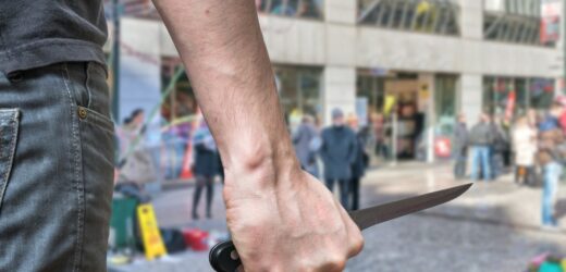 Zranił nożem polskiego kibica. Nieletni usłyszał zarzuty