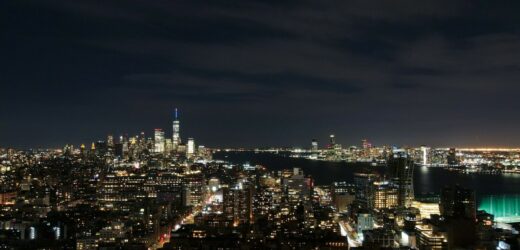 Coś lata nocą na amerykańskim niebie. O dronach z New Jersey mówi FBI, Biały Dom i Trump