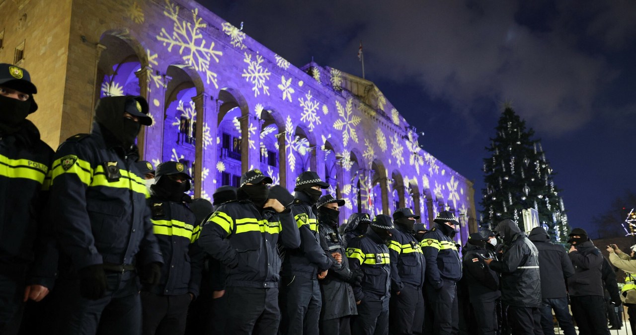 ​Napięta sytuacja w Tbilisi. Policja pilnuje choinki