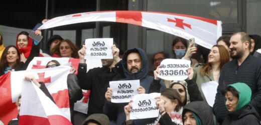 Gruzini protestują grając w piłkę na ulicach. Kolejne grupy dołączają do demonstracji