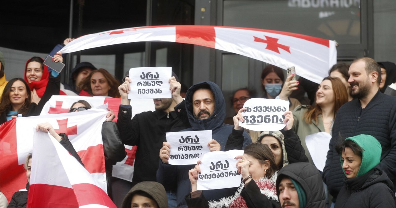 Gruzini protestują grając w piłkę na ulicach. Kolejne grupy dołączają do demonstracji