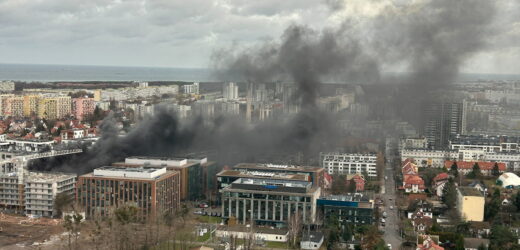 Pożar w Gdańsku. Kłęby czarnego, gęstego dymu nad miastem