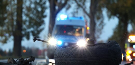 Jedna osoba nie żyje, droga zamknięta. Poważny wypadek na DK 25