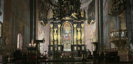 Zakurzone anioły i figury świętych. W kościołach ruszyły przedświąteczne porządki