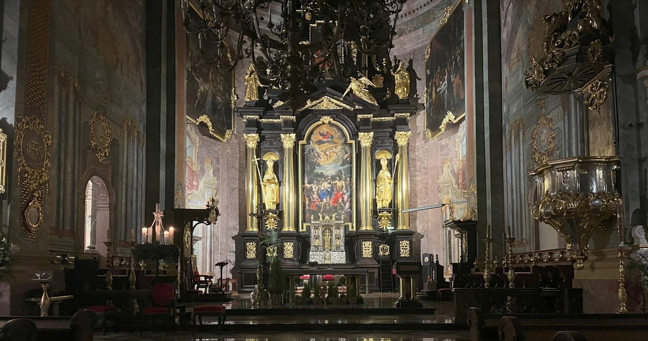 Zakurzone anioły i figury świętych. W kościołach ruszyły przedświąteczne porządki