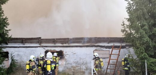 Płonie dawna hala produkcyjna koło Jarosławia