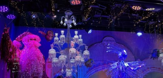 Zabawne marionetki w świątecznych witrynach przyciągają tłumy paryżan i turystów