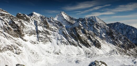 Dwóch turystów spadło z lawiną przy próbie zdobycia Rysów