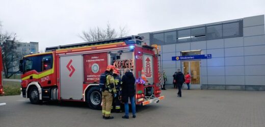 Ewakuacja pasażerów metra w Warszawie z powodu pożaru