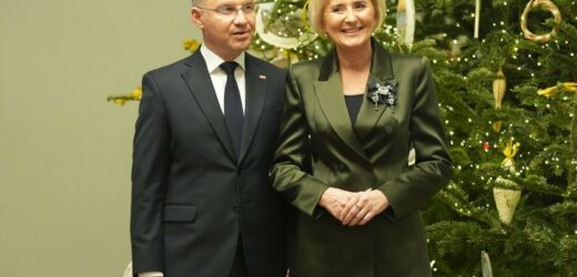 Agata Kornhauser-Duda w zielonym garniturze. Świąteczna atmosfera i jej się udzieliła