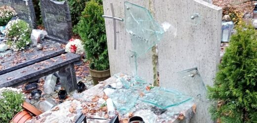 Szokujące sceny na cmentarzu. Rozpalili ognisko na nagrobkach