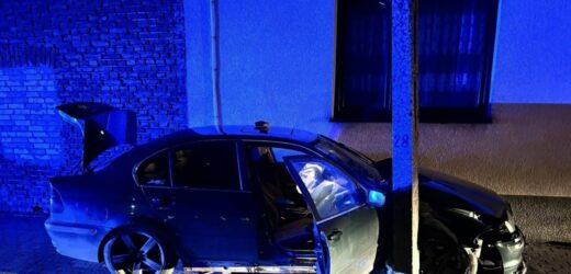 Brawurowa jazda 18-latka w bmw zakończyła się na słupie i ścianie domu