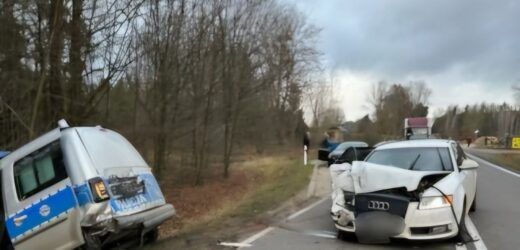 Audi uderzyło w tył radiowozu. Ranni policjanci
