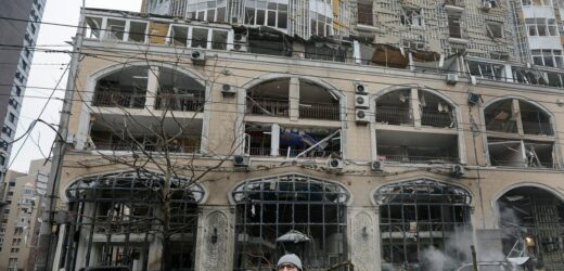 Atak na Kijów. Uszkodzony budynek to siedziba wielu ambasad