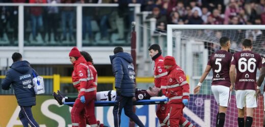 Walukiewicz położył się na ziemi, zniesiono go na noszach. ​Niepokojące sceny z Turynu