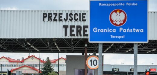 Długa kolejka na przejściu granicznym w Terespolu