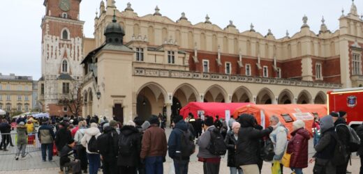 Wigilia dla bezdomnych i potrzebujących na Rynku Głównym w Krakowie