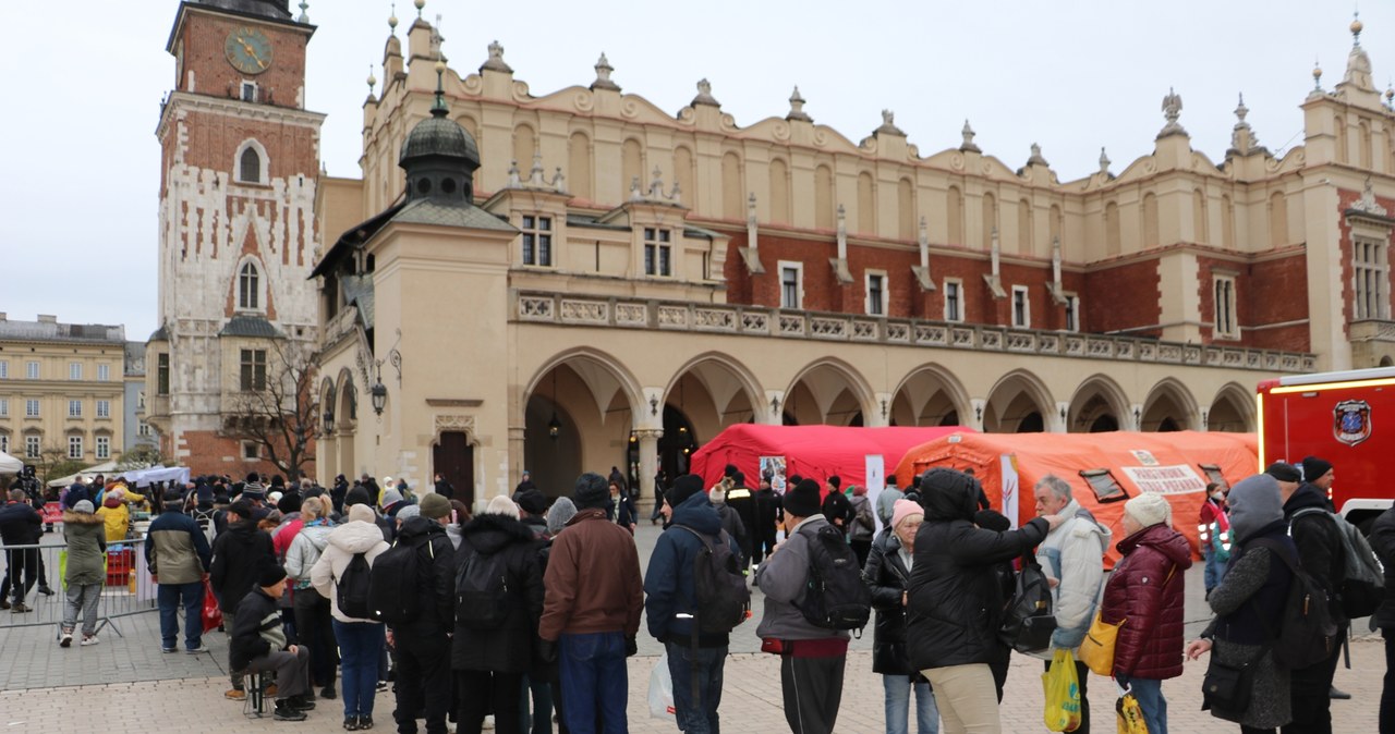 Wigilia dla bezdomnych i potrzebujących na Rynku Głównym w Krakowie