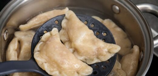 Pierogi nie będą się sklejać podczas gotowania. Zastosuj trik