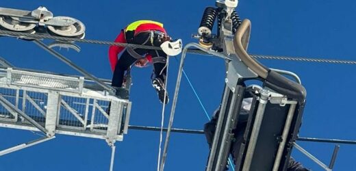 Spektakularna akcja ratunkowa w Alpach. Narciarze utknęli na wyciągu krzesełkowym