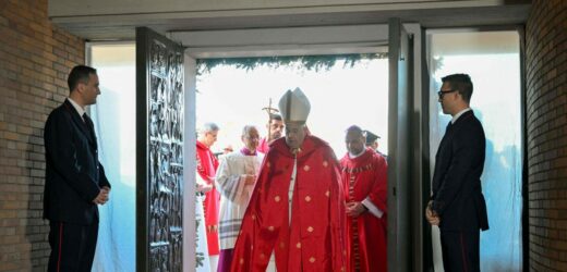 Papież otworzył Drzwi Święte w rzymskim więzieniu